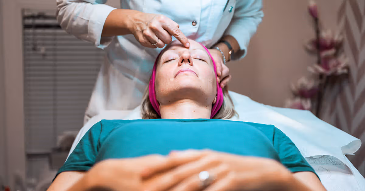 Difference Between an Aesthetician and a Dermatologist